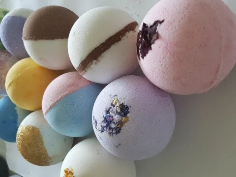 Relaxant de baie Bath Bomb parfumat și efervescent 200g